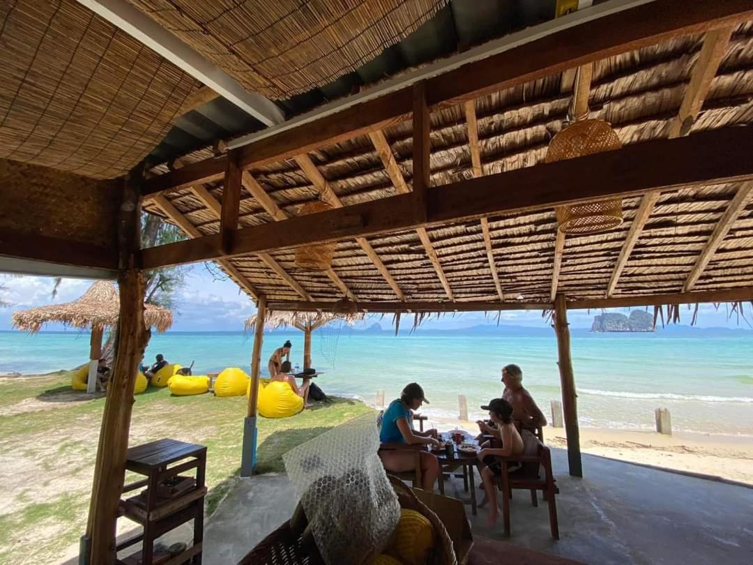 Отель Koh Ngai Seafood Номер фото